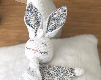 Doudou lapin crochet et Liberty