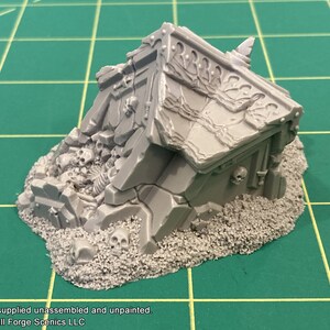 K&ouml;nnte beinhalten: Ein graues, detailliertes Miniaturmodell eines zerst&ouml;rten Geb&auml;udes mit Sch&auml;deln und Knochen, die umherliegen. Das Modell ist aus Kunststoff und unlackiert.