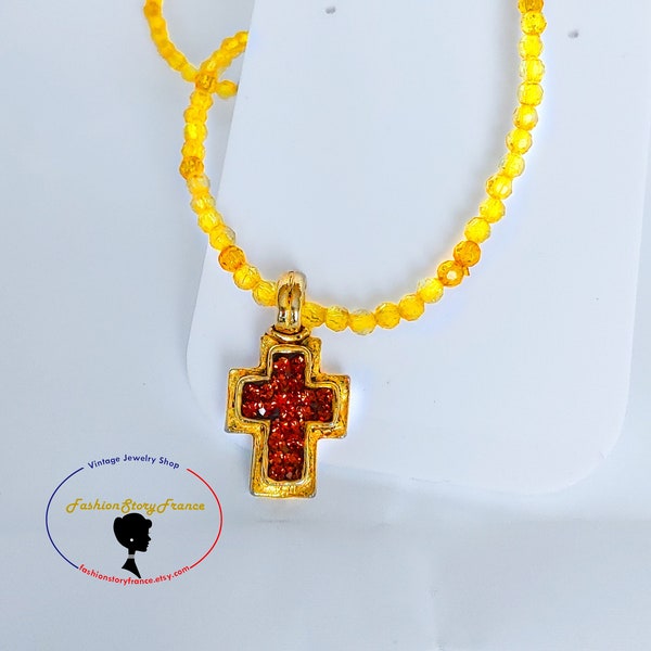 Collier Jacky de G Vintage - Ras de cou perles en résine jaune avec pendentif croix doré cristaux Swarovski rouges - Signé J de G Paris