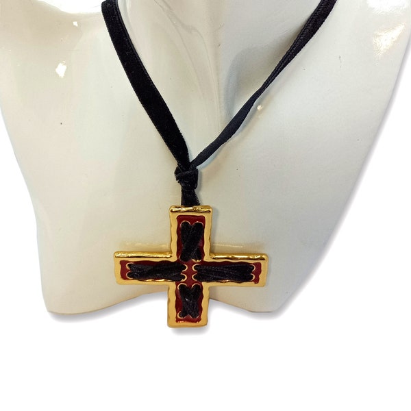 Atalante (sous-marque Yves Saint Laurent YSL) - Collier croix vintage en métal doré et émaillé rouge avec ruban velour noir entrelacé - rare