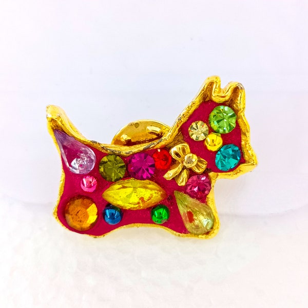 Jacky de G - petite broche pins dorée chien Scottish terrier en émail rouge et pierres Multicolores