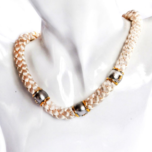 André Courrèges – geflochtene Choker-Halskette aus weißer Baumwolle und silberne Metallringe mit goldenem Logo – seltene Kollektion aus den 1960er und 1970er Jahren