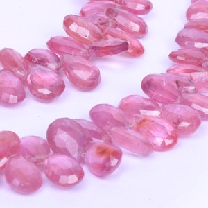 Peut inclure: Un brin de perles de pierres précieuses facettées roses. Les perles sont de forme ovale et ont une finition lisse et polie.