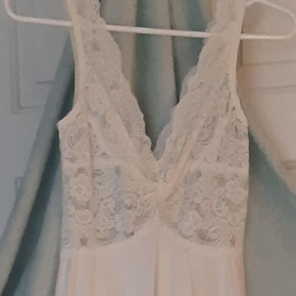 Gorgeous OLGA Nightgown (Style 9292) featuring lovely Lace Bodice with Full Sweep Skirt, Small, one owner, barely worn, in Superb Condition