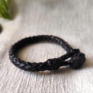 Zwarte gevlochten leren armband voor mannen en vrouwen.