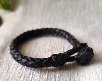 Bracelet en cuir tressé noir pour hommes et femmes.