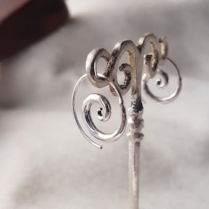 Spiral-Creolen, kleine Creolen, minimal.Silber-Spiral-Ohrringe, Huggie-Creolen, winzige Bali-Creolen.Mama-Geschenk für Frauen