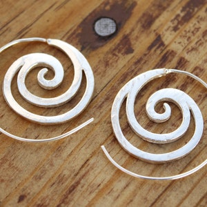 Boho Ohrringe Silberohrringe kleine silberne Creolen minimalistische Ohrringe zierliche dünne silberne Creolen Spiralohrringe Boho Schmuck
