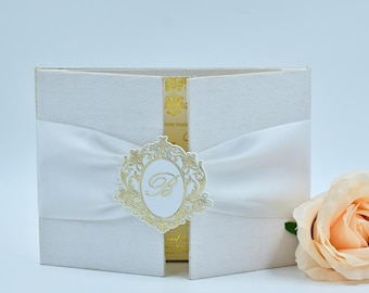 Invitación de boda blanca plegable tipo carpeta con monograma de boda personalizado y cinta de seda.