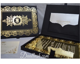 Caja de invitación de boda de acrílico con efecto espejo dorado y monograma de lámina auténtica.