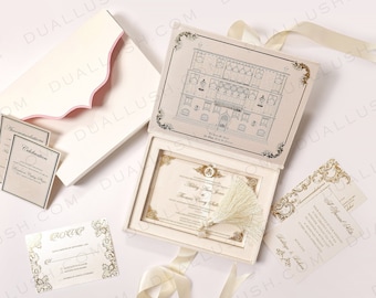 Caja para invitaciones de boda de terciopelo color marfil: logotipo personalizado en lámina dorada e invitación de acrílico transparente.