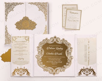 Juego de invitaciones de boda plegables en tríptico blanco: monograma personalizado en lámina dorada e invitaciones de acrílico con efecto espejo dorado.
