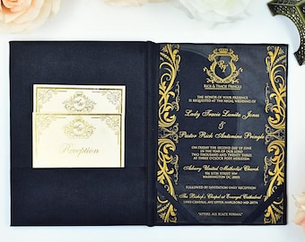Conjunto de invitaciones de boda en satén negro con invitación de acrílico transparente y monograma personalizado en lámina metálica.
