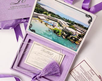 Caja para invitaciones de boda con invitaciones de acrílico • Monograma personalizado y boceto del lugar de la celebración