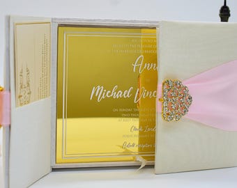 Caja para invitaciones de boda plegables color marfil con invitación de acrílico • Cinta de seda y broche • Invitaciones plegables