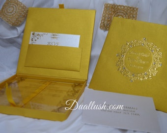 Caja de acrílico con monograma en lámina dorada para invitaciones de boda: Invitación personalizada