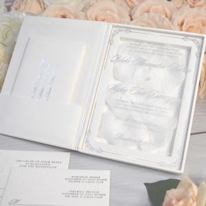 Weiße Hochzeitseinladungsbox mit Acryleinladung und Rosenblättern, Weiße Hochzeitseinladungen, Weiße Hochzeitseinladungen