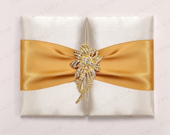 Folleto de invitación de boda en satén marfil: Broche de diamantes de imitación, tarjeta insertada con lámina metálica auténtica