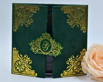 Folio de invitación de boda de terciopelo verde esmeralda: monograma de lámina real, invitación acrílica