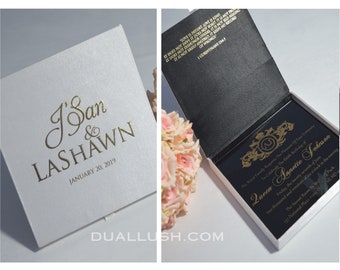 Caja de invitación de boda de satén blanco con monograma en lámina dorada - Invitación acrílica personalizada