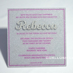 Invitación de acrílico con purpurina para Bat Mitzvah con texto impreso en rosa intenso, nombre en acrílico y purpurina plateada