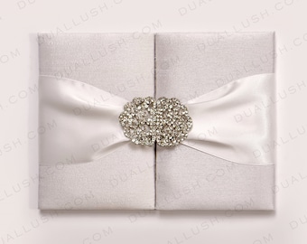 Juego de invitaciones de boda en folio de seda blanca con hebilla de pedrería.