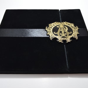 Folleto de invitación de boda de terciopelo negro con monograma de boda personalizado