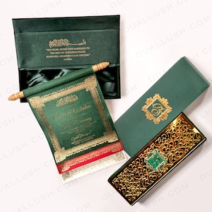 Puede incluir: Una caja de terciopelo verde con un rollo dorado en su interior. El rollo está decorado con letras doradas y un borde dorado. La caja está cerrada y el rollo está parcialmente desenrollado. El texto en el rollo dice "Oh Allah, guía este matrimonio para lo mejor del entendimiento. Felicidad, prosperidad y éxito. Amén."