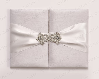 Invitaciones de boda en folio de seda blanca: invitaciones de bolsillo con broche de pedrería.