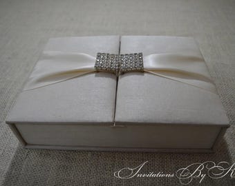 Luxus-Ivory Silk Hochzeitseinladungsbox mit Strassbrosche