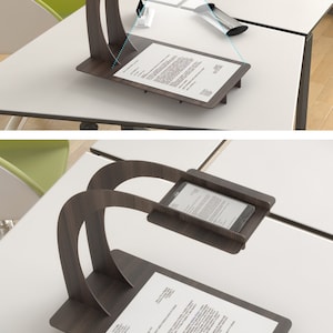 Puede incluir: Un soporte de escritorio de madera con un soporte para tel&eacute;fono y un soporte para documentos. El soporte est&aacute; dise&ntilde;ado para sostener un tel&eacute;fono sobre un documento, lo que permite una f&aacute;cil visualizaci&oacute;n y escaneo.