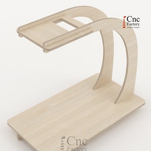 Puede incluir: Un soporte de madera con un estante superior curvo y una base plana. El soporte est&aacute; hecho de madera marr&oacute;n claro y tiene un dise&ntilde;o simple. El texto "Cnc Factory Template Designer" est&aacute; impreso en la base.