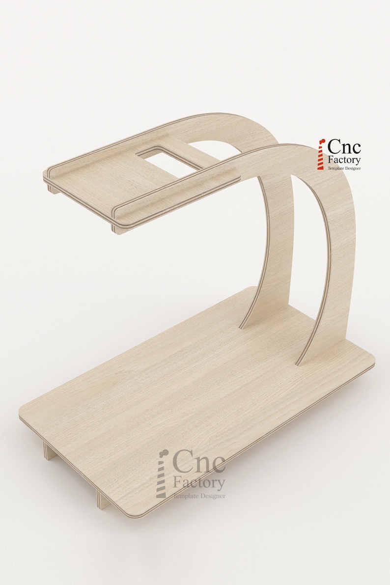 Puede incluir: Un soporte de madera con un estante superior curvo y una base plana. El soporte est&aacute; hecho de madera marr&oacute;n claro y tiene un dise&ntilde;o simple. El texto "Cnc Factory Template Designer" est&aacute; impreso en la base.