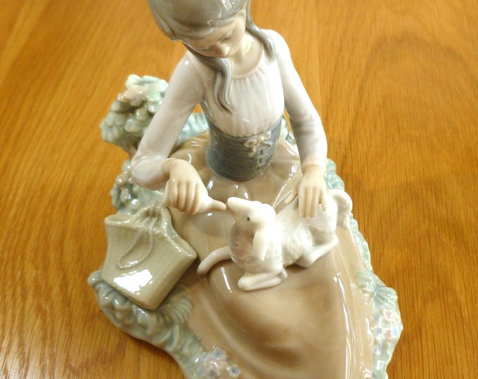 Lladro Figurine 'Little Bo Peep Feed Time',  Girl feeding a lamb, #1312, Retired, excellent condition