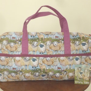 Bolsa larga para proyectos de Emma Ball, forma cilíndrica, con cremallera, asas, bolsillo exterior con cremallera, diseño de ovejas de fieltro, ideal para guardar tus proyectos. Perfecta para tejedoras y artesanas. 43 cm de largo.