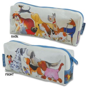 Può includere: Astuccio rettangolare con sfondo bianco e cerniera blu. L'astuccio è decorato con illustrazioni colorate di varie razze di cani. I testi "BACK" e "FRONT" sono visibili. Il marchio "Eric Heyman" è stampato sul lato.