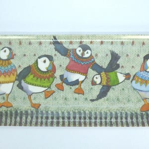 Puede incluir: Una taza de cerámica blanca con un asa negra y el texto "But First, Coffee" en negrita negra. La taza se encuentra sobre un fondo neutro, resaltando su diseño sencillo.