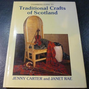 Traditional Crafts of Scotland, di Jenny Carter e Janet Rae, 1988, libro con copertina rigida, filatura, maglieria, tessitura, mobili, vestiti e altro ancora