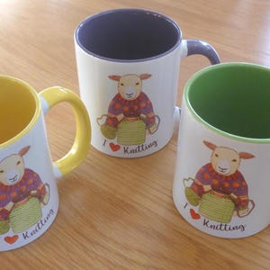 Knitters Tasse, I Love Knitting, Schafmotiv beidseitig, verschiedene Farben, spülmaschinenfest, gedruckt in Großbritannien, Fassungsvermögen 330ml, Höhe 9,5cm