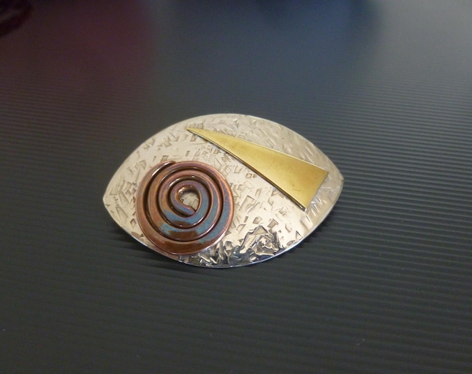 Stylish Goldtone Brooch, modern, 50 mm x 33 mm