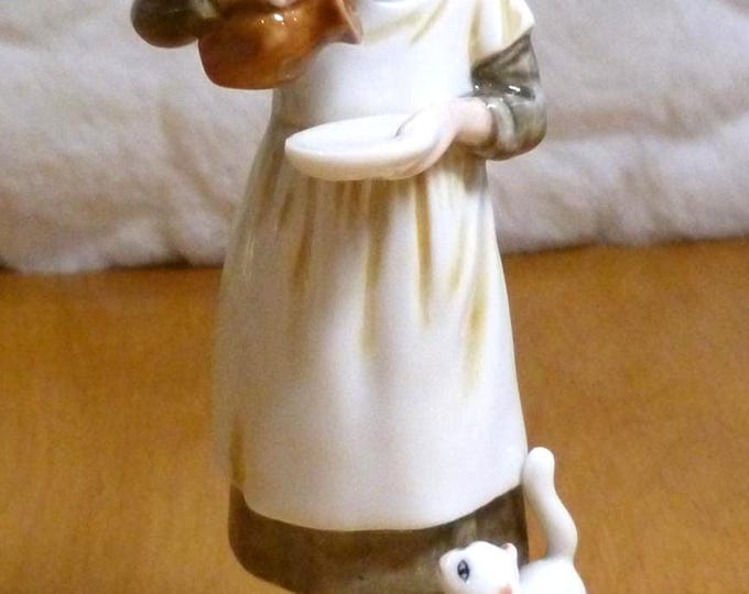 Girl Feeding Cat Figurine, Royal Osborne, vintage, Childhood Memories, 14 cm