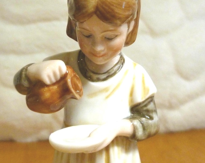 Girl Feeding Cat Figurine, Royal Osborne, vintage, Childhood Memories, 14 cm