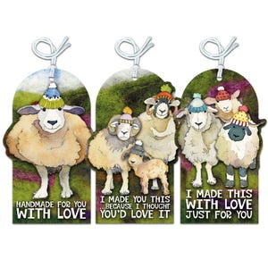 Könnte beinhalten: Drei Geschenkanhänger mit Illustrationen von Schafen, die Wintermützen tragen. Die Anhänger haben den Text "Handmade for you with love", "I made you this...because I thought you'd love it" und "I made this with love just for you".