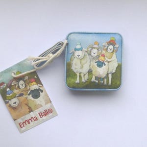エマ・ボールの巻尺、様々なデザイン、拭き取り可能、5.5 cm、1.5 mの伸縮式テープ Happy Sheep