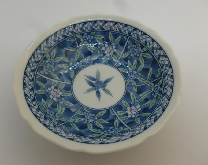 Pretty Blue and White Chinese Dish, floral design, vintage, makers mark, 13.5 cm x 4 cm