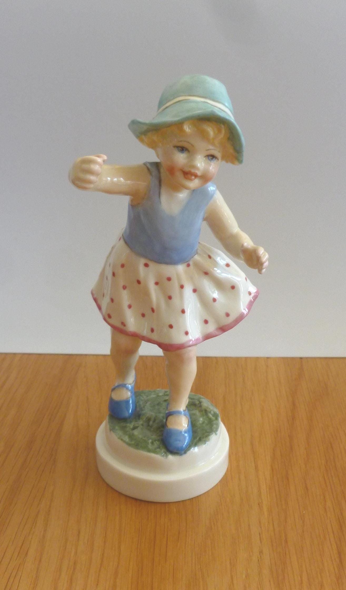 ザ・ホロフェイズ　ソー・ディス・イズ・グレイトブリテン？ Royal Worcester Figurine, Vintage, Sundays Child, Bone China, Hand
