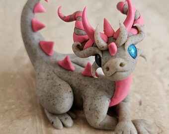 vrouwelijk babydraakbeeldje, minidraaksculptuur, animedraak, polymeerklei draakminiatuur, schattige kleidecoratie, fantasiekunst, OOAK