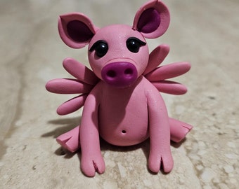 beeldje varken met vleugels, handgemaakte sculptuur van varkentje, uniek varkenstandbeeld, miniatuurvarken, figuur varken van polymeerklei, fantasiekunst