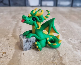groene draak met steen, handgemaakt drakenbeeldje, miniatuurdraakfiguur, drakenstandbeeld sprookjestuin, draken voor verzamelaars, animedraak