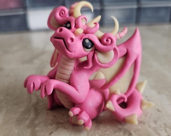 roze drakenbeeldje, glow in the dark drakensculptuur, miniatuurdraak, bureaudecoratie, polymeerklei drakenstandbeeld, OOAK-fantasiekunst